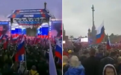 VIDEO: Ruská štátna televízia musela vložiť zvuky potlesku do Putinovej ceremónie. Dav mlčal, aj keď ho rečník burcoval krikom.