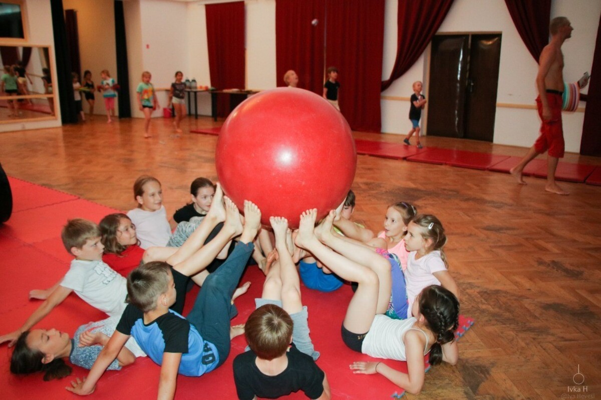 Deti sa v cirkuse najprv zoznamujú s materiálmi, postupne sa rozcvičujú a skúšajú rôzne veci. 