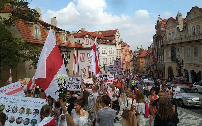 V Praze proběhl pochod na podporu demonstrantů v Bělorusku. Přišly stovky lidí.
