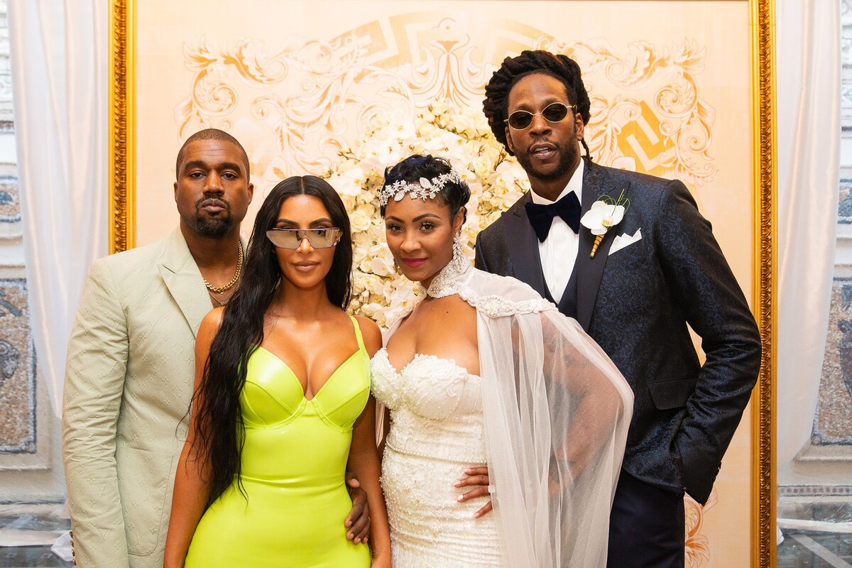 Kanye West a Kim Kardashian s novomanželmi 2 Chainzom a Kesha Ward počas ich svadby vo Versaceho vile v Miami.