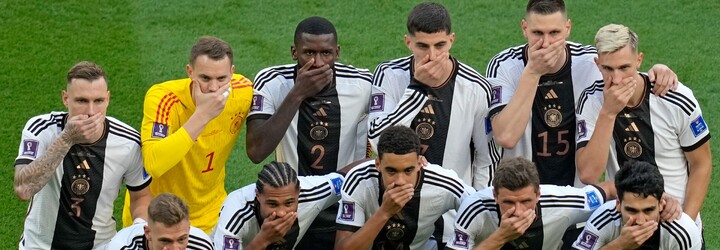 Němečtí fotbalisté protestovali v Kataru. Před zápasem s Japonskem si zakryli ústa