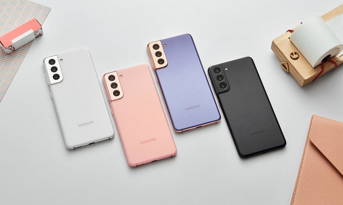 Galaxy S21 je dostupný v bielej, sivej, ružovej a fialovej farbe.