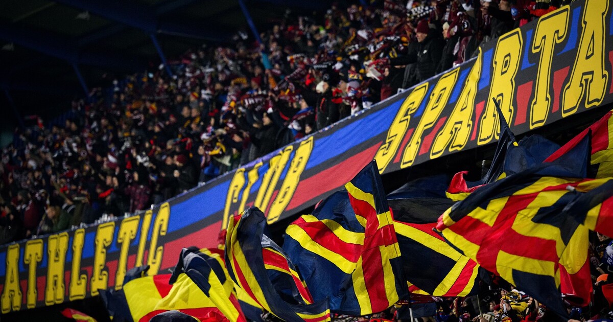 Nad kotlem Sparty vlála kontroverzní vlajka s nápisem „K.K.K.“, klub to odsoudil