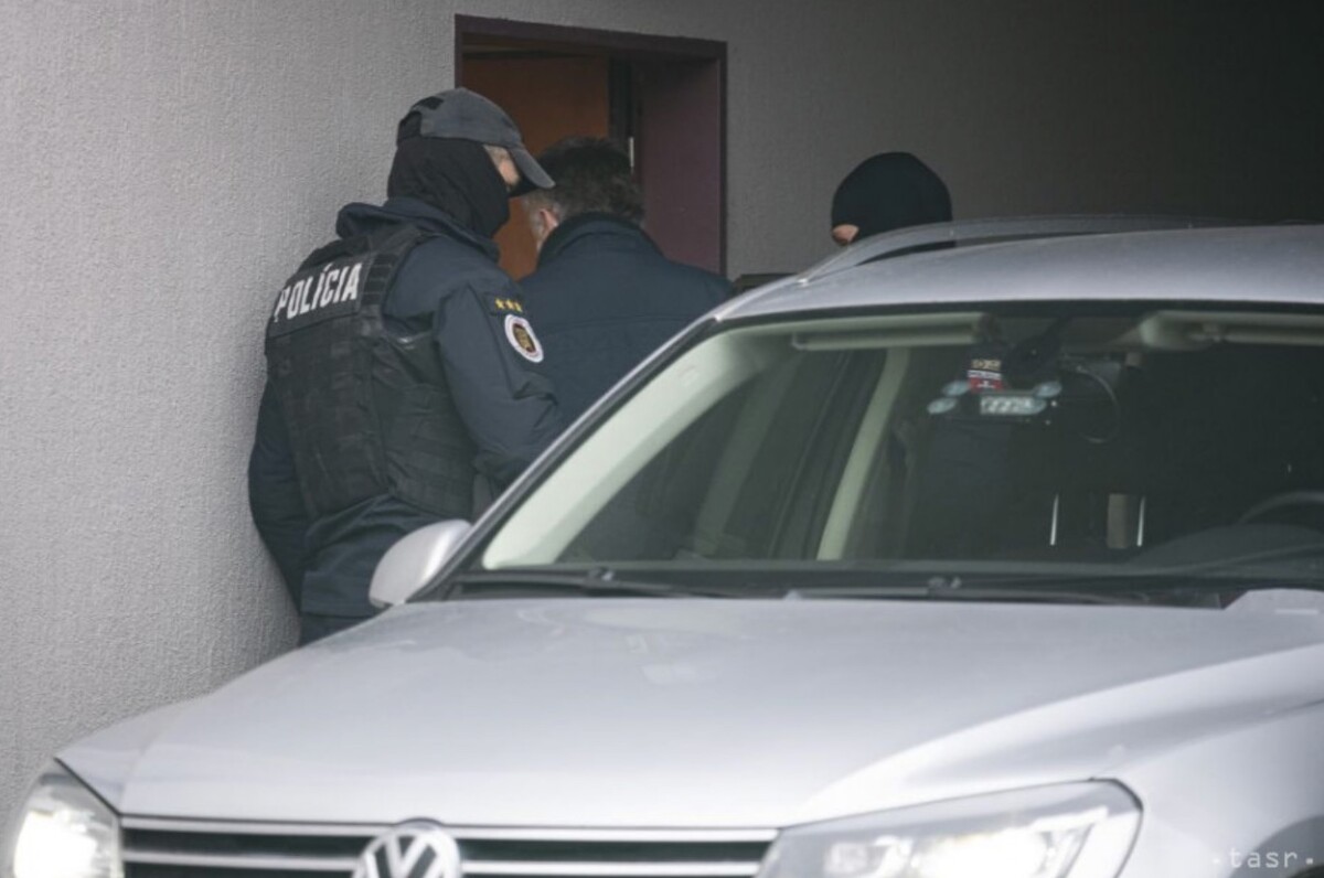 Na snímke bývalý šéf kontrarozviedky Slovenskej informačnej služby (SIS) Ľubomír A. prichádza v sprievode policajnej eskorty na Špecializovaný trestný súd (ŠTS) v Pezinku 26. novembra 2020.