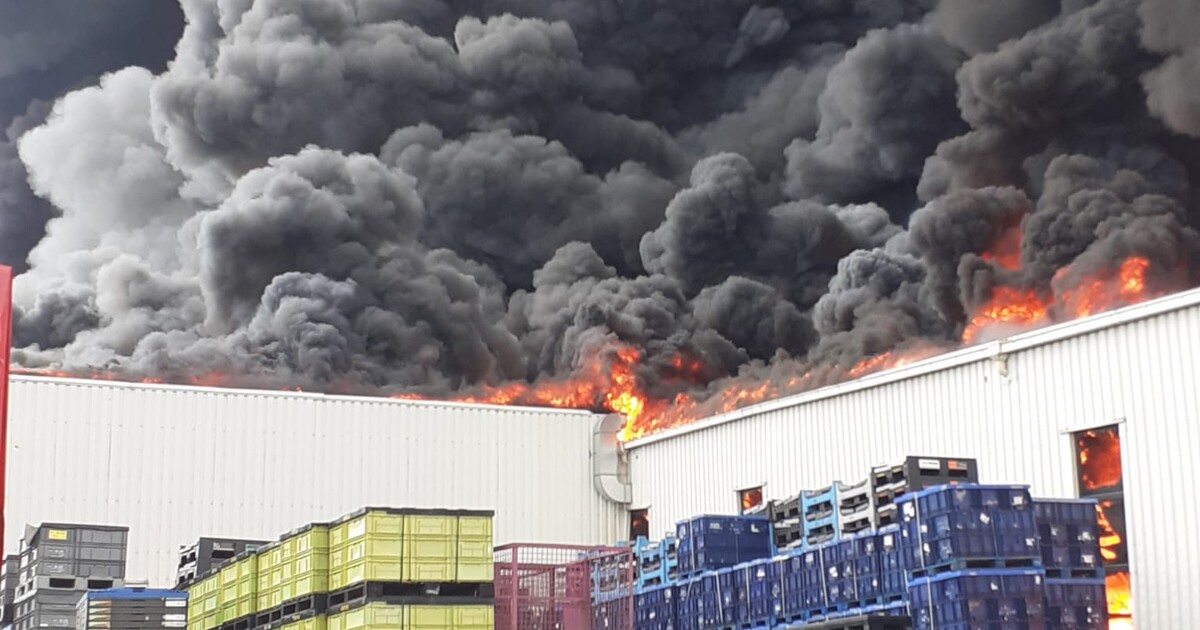VIDEO: Policie uzavřela dálnici D5. V obci Žebrák hoří hala