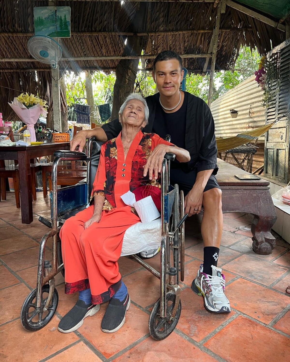 Yaksha so svojou babkou, ktorá má aktuálne 93 rokov. Spoznal ju, keď mala 86.