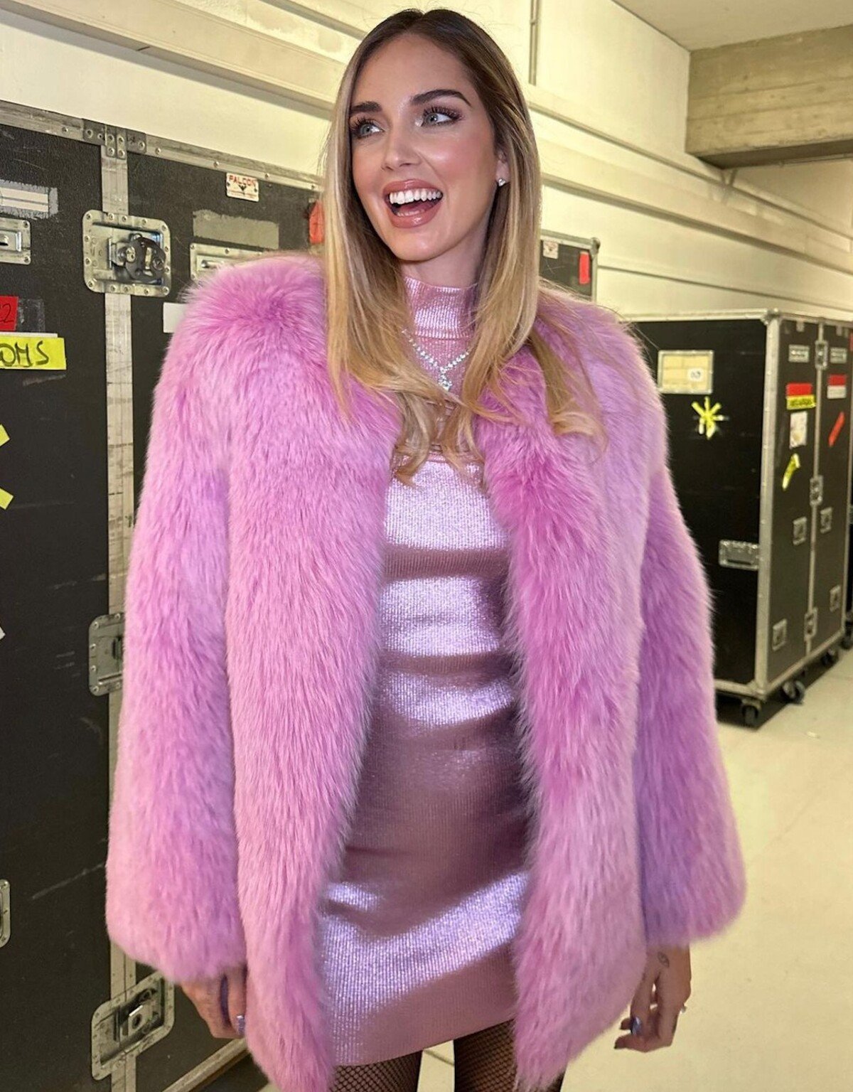 Farby v šatníku miluje aj známa talianska influencerka Chiara Ferragni. Ružový kožušinový kabát predviedla len nedávno na svojom Instagrame.