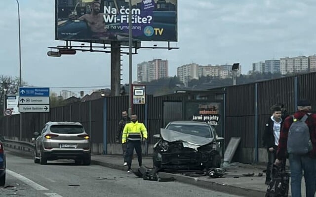 FOTO: V Košiciach došlo k vážnej nehode. Auto vrazilo do zastávky, na ktorej vraj stáli ľudia