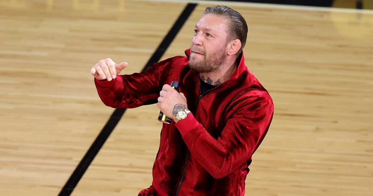 VIDEO: Conor McGregor přehnal scénku při finále NBA a knockoutoval maskota přímo na palubovce