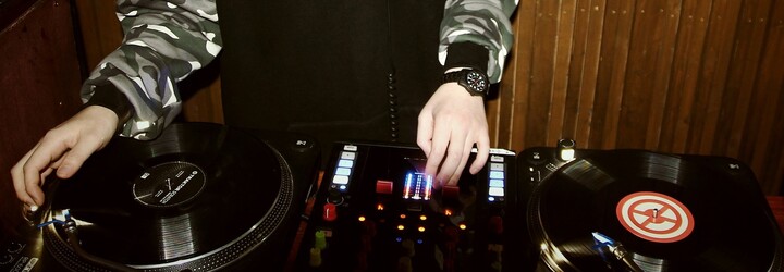 Tohle jsou nejzásadnější české hip-hopové tracky roků 1984–2005. Vzpomeneš si na všechny?