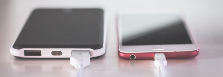 Rychleji nabitý iPhone? Těchto 10 technologických triků musíš znát i ty