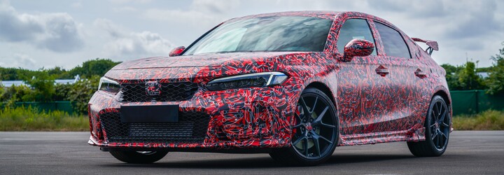 Nová Honda Civic Type R začína vystrkovať rožky. Automobilka má opäť v pláne stanoviť rekord na slávnom okruhu