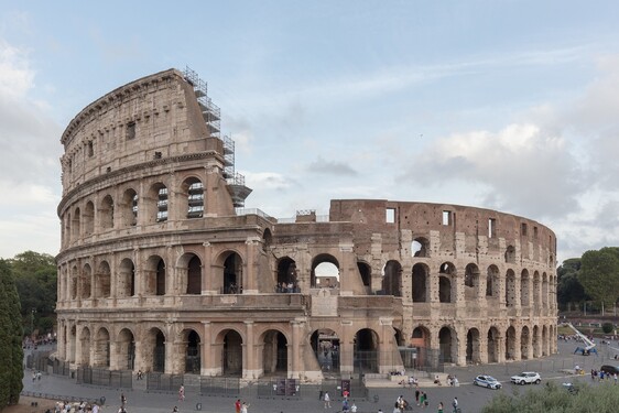 Během Římské říše byl taktéž dokončen Flaviovský amfiteátr neboli Koloseum. Ve kterém roce to bylo? 