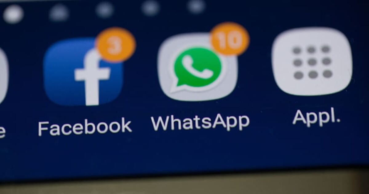 Podvodné zprávy na WhatsAppu z lidí tahají statisíce korun. Varují před nimi banky i policie