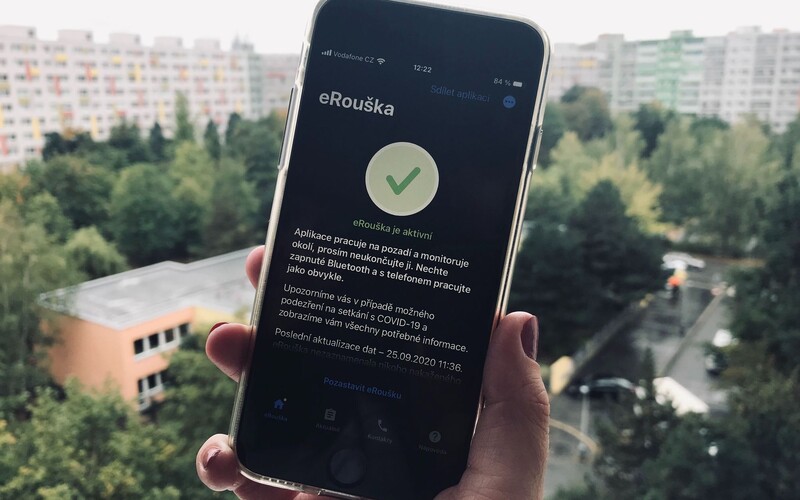 Aplikaci eRouška si stáhlo skoro 900 tisíc uživatelů, pomohly úterní hromadné SMS.