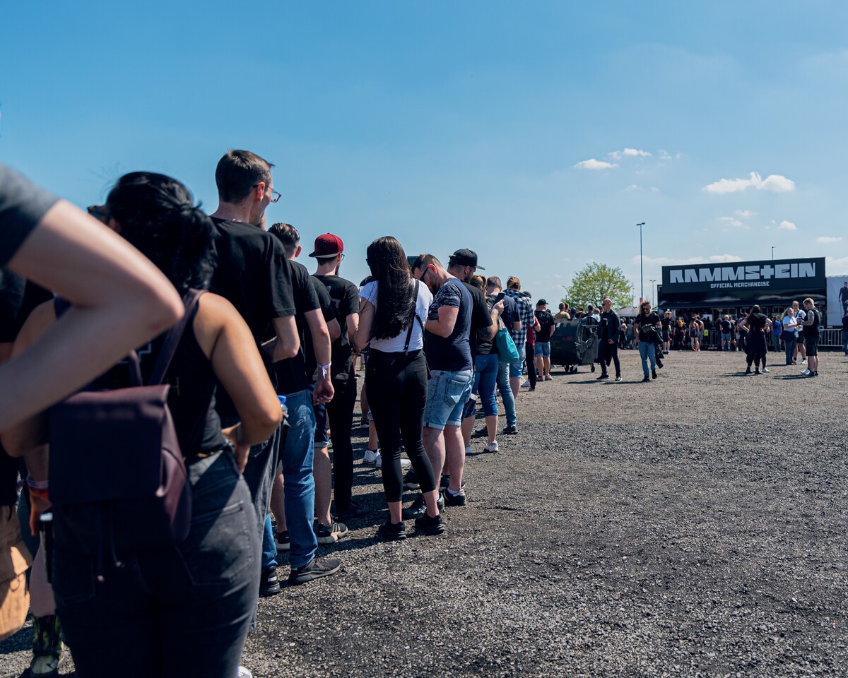 Fanoušci Rammstein čekají frontu na merch