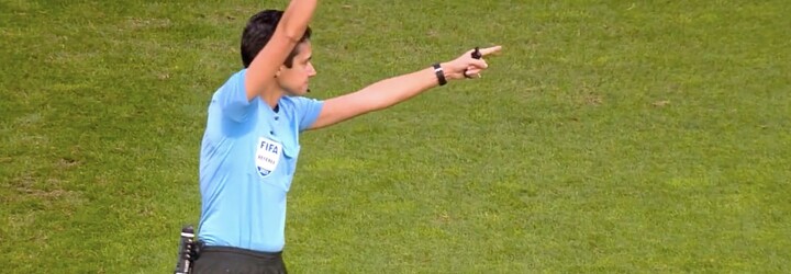 VIDEO: Rozhodčí poprvé vytáhla bílou kartu na fotbalovém zápase, názory na novinku rozdělují fanoušky