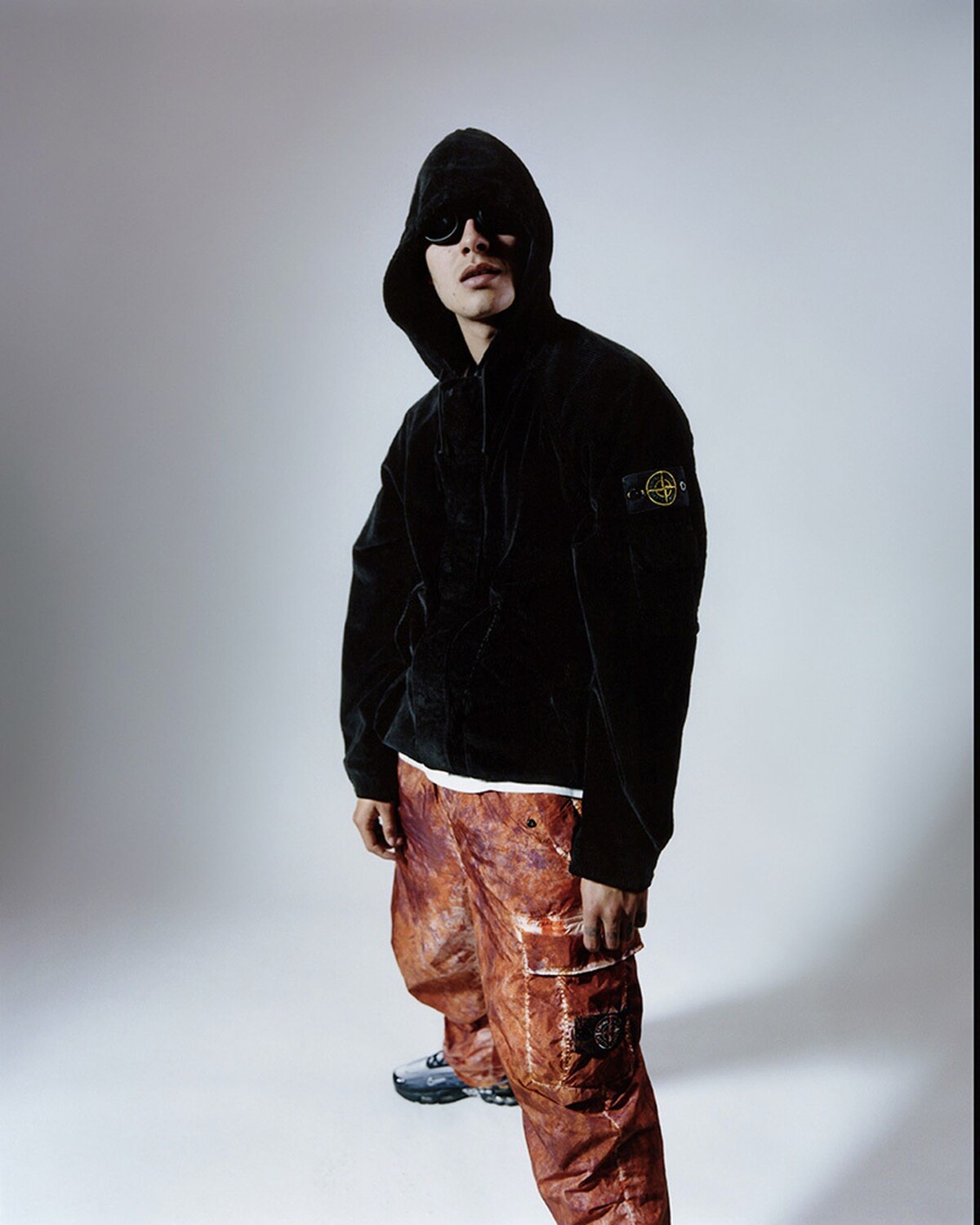 Raper Slowthai v širokých cargo nohaviciach zo spoločnej kolekcie značiek Supreme a Stone Island.