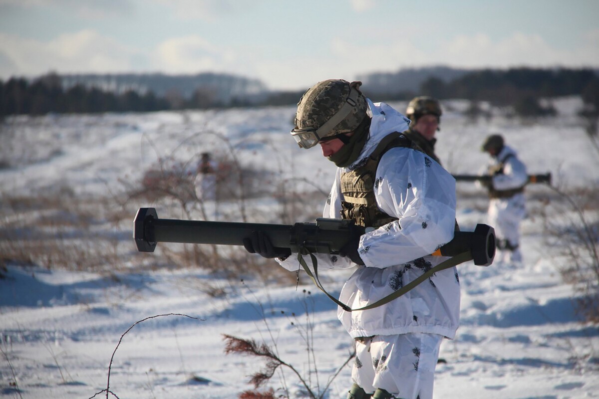Ukrajinský vojak trénuje použitie raketovej munície (SMAW-D) na vojenskej tréningovej základni Javoriv pri Ľvove.