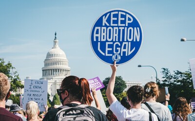 Po úniku dokumentu, který navrhoval zrušit verdikt Roe vs. Wade, mají potratová práva v Americe jednu z nejvyšší míry podpory.