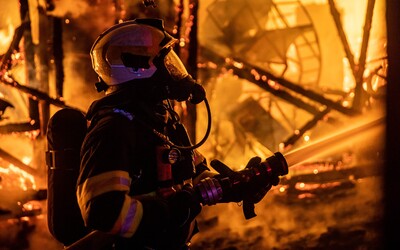 Při požáru na pile v Rokytnici se zranil jeden hasič, škoda je v řádech milionů.