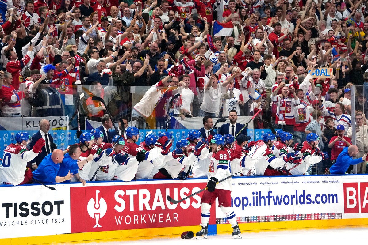 Český hokejista David Pastrňák se raduje se spoluhráči po vstřelení úvodního gólu během finálového zápasu Česká republika – Švýcarsko.