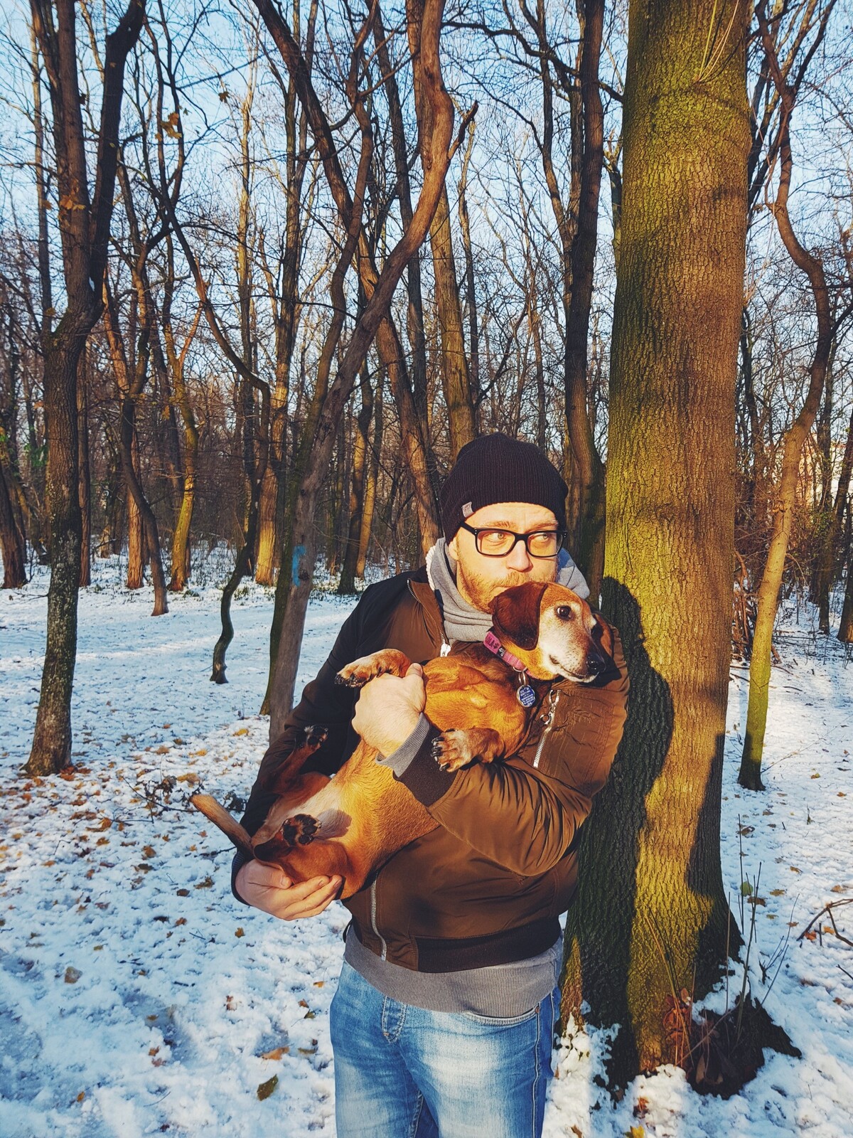 Čoje s Lolou na prechádzke v lese. 