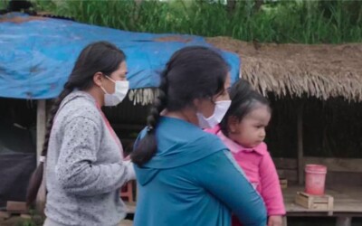Žena ušla stovky kilometrů se třemi dětmi, aby unikla smrti. Koronavirus ji vyhnal zpět do amazonského pralesa.