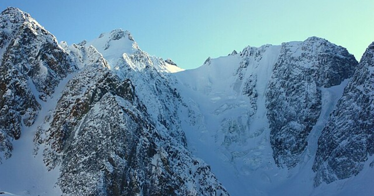 Ruská horolezkyně uvízla sama na vrcholku hor. Její záchrana skončila tragédií