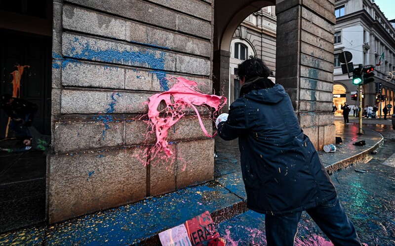 Skupina aktivistov poškodila budovy operného domu La Scala. Hodili na ňu ružovú a modrú farbu.