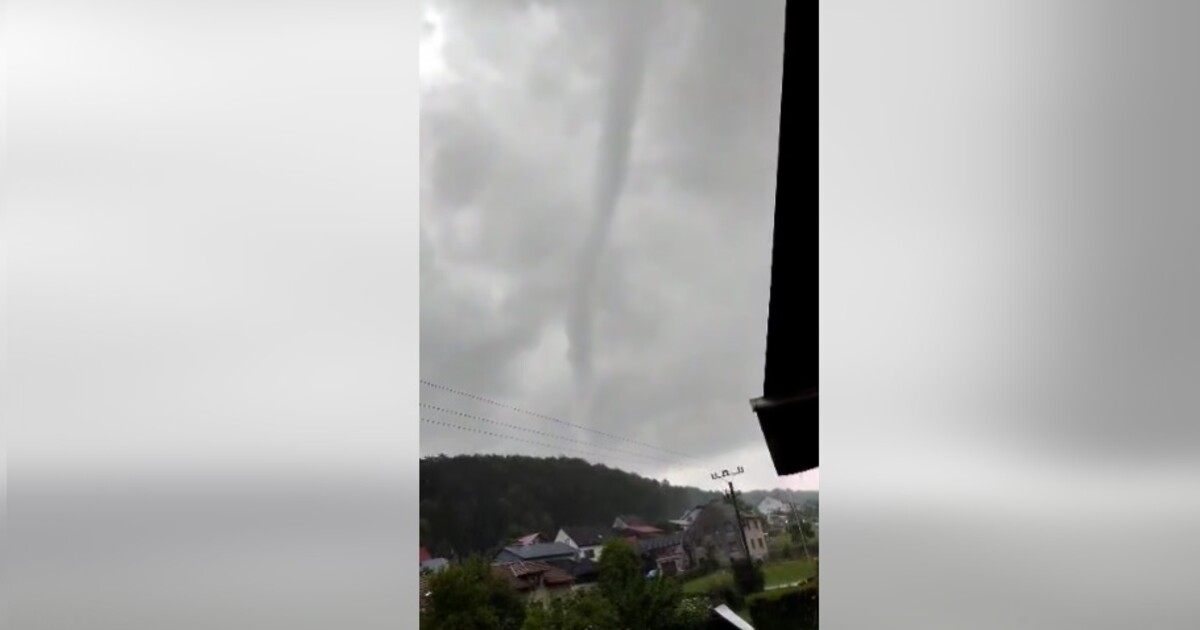 VIDEO: V Česku řádilo další tornádo. Poničilo střechy domů, lidé sdílejí záběry