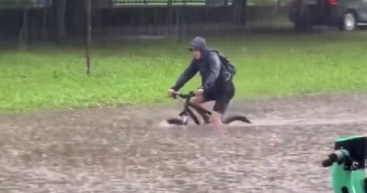 Video: Takto dnes lidé bojovali se zatopenou Bratislavou. Cyklista z Ružinova to nevzdával ani v hluboké vodě