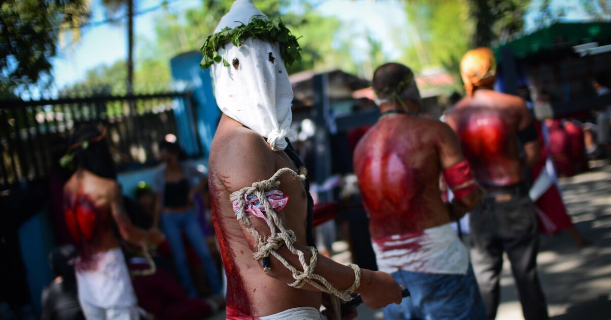 Bičování, rozdávání cigaret před kostelem i kapybara k obědu. Jak se slaví Velikonoce ve světě?