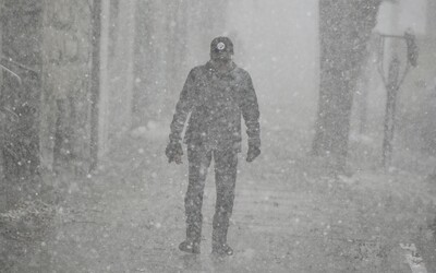 Kvôli silnému sneženiu vo Francúzsku zomrel človek. Viac ako 300-tisíc domácností je bez elektriny.