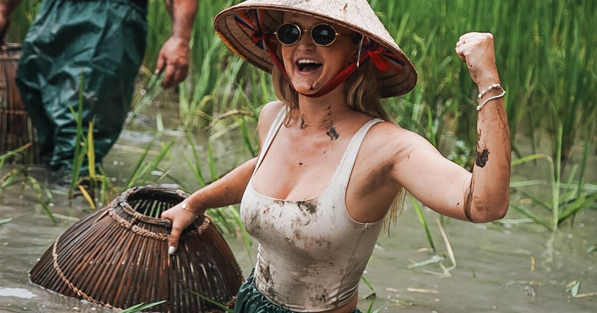 Sarah vyrazila do Vietnamu na ryby: „Místní se divili, že blondýna jde chytat ryby do bahna holýma rukama“