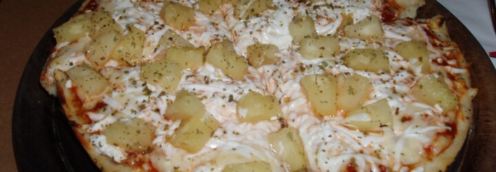 Gordon Ramsay splnil svůj slib a na Facebooku živě snědl ananasovou pizzu, kterou z celého srdce nenávidí