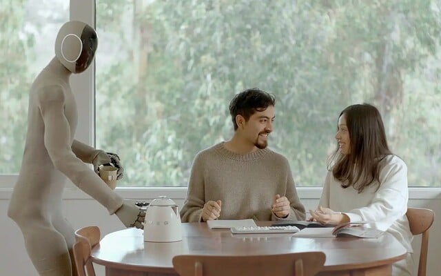 Nový humanoidný robot ti vyperie aj povysáva. Vďaka umelej inteligencii a ľudskej chôdzi pôsobí ako reálny človek