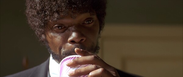 Víš, čím v Pulp Fiction zapíjí Samuel L. Jackson burger z Big Kahuna Burger?