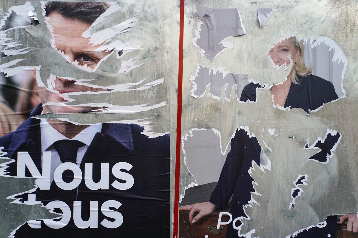 Poškozené volební plakáty francouzského prezidenta a prezidentského kandidáta Emmanuela Macrona a   krajně pravicové prezidentské kandidátky Marine Le Pen 