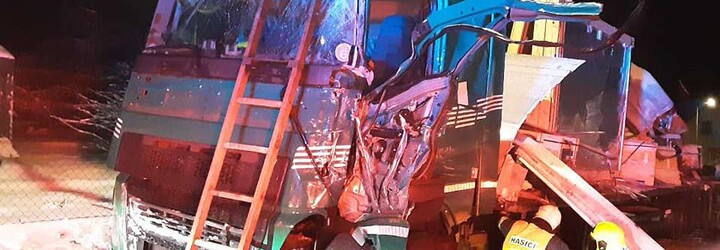 Nehoda Stonařov: Čelní náraz dvou kamionů si vyžádal dva zraněné