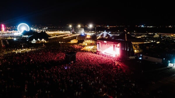 Ktorý kultový hudobník (vystúpi aj na tohtoročnej Pohode) spopularizoval na koncertoch stage diving? 