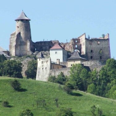 Na obrázku je hrad