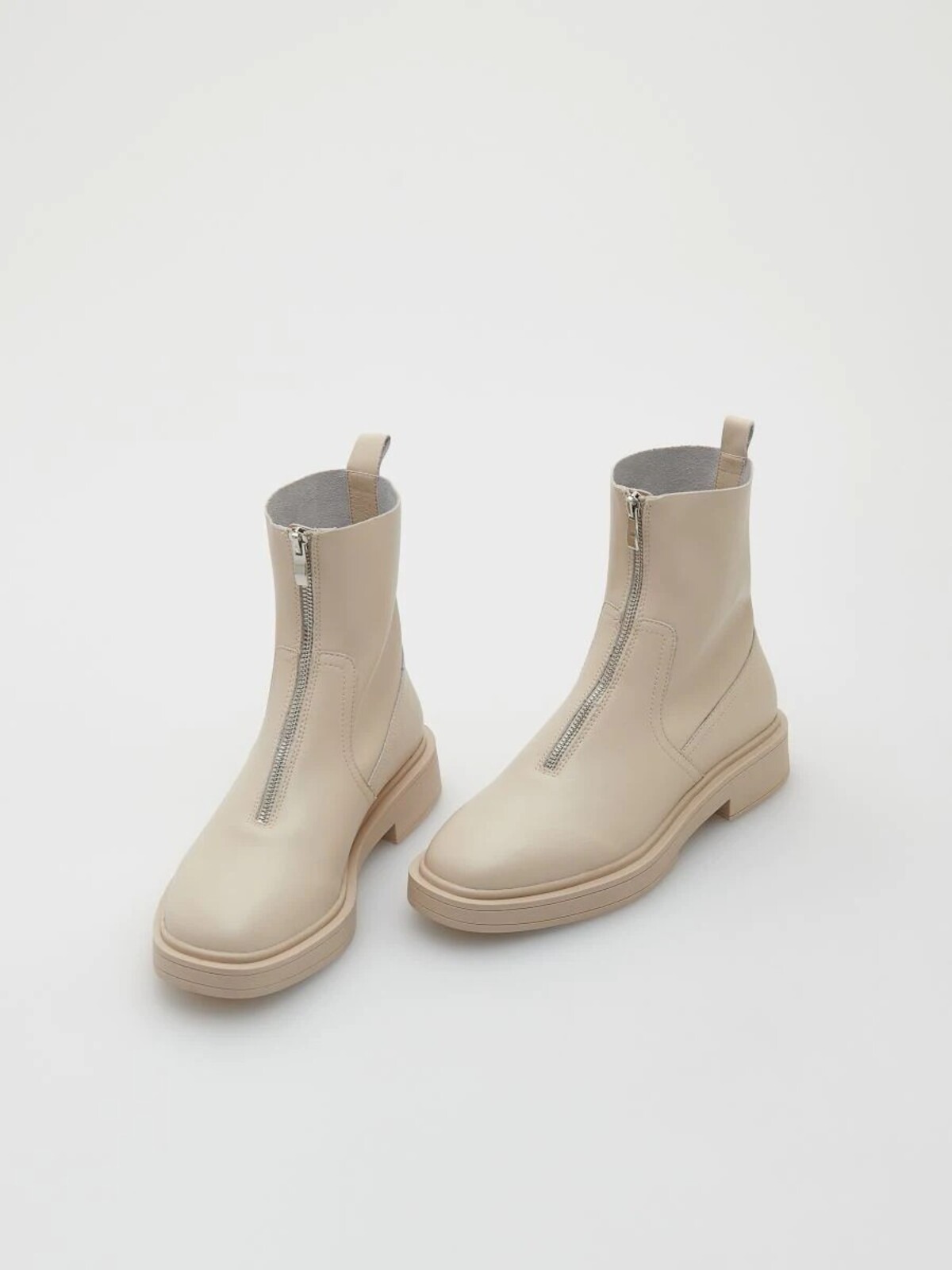 Béžovému modelu chelsea boots od značky Reserved dodáva unikátnosť a extravaganciu práve výrazný strieborný zips a okrúhla špička. Z oficiálnej stránky Reserved kúpiš tieto štýlovky za 39,99 eura.