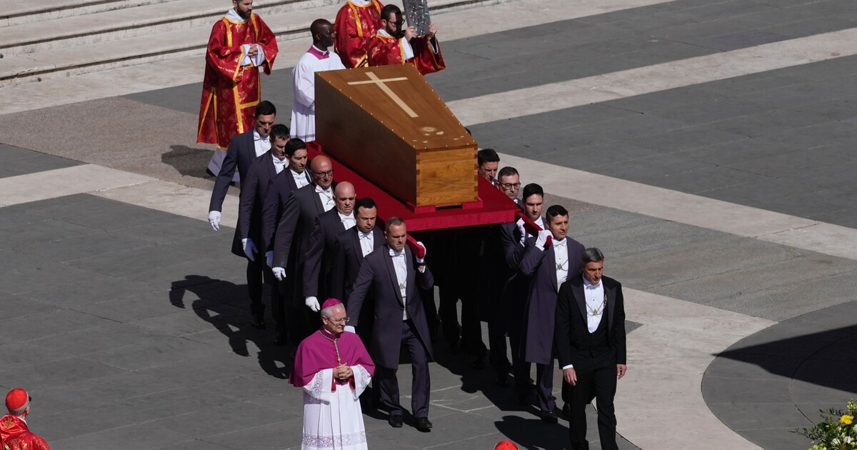 Začal pohřeb papeže Františka. Na náměstí sv. Petra jsou tisíce lidí