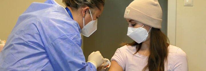 Maďarsko začína očkovať 4. dávkou proti koronavírusu. Schváliť ju musí lekár