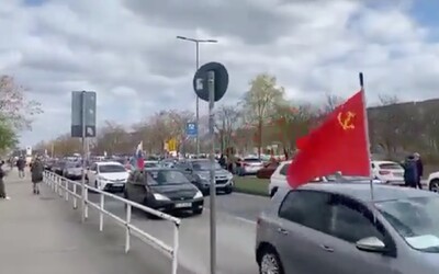 Berlínem projel průvod aut na podporu Ruska. Objevily se v něm i vlajky Sovětského svazu.