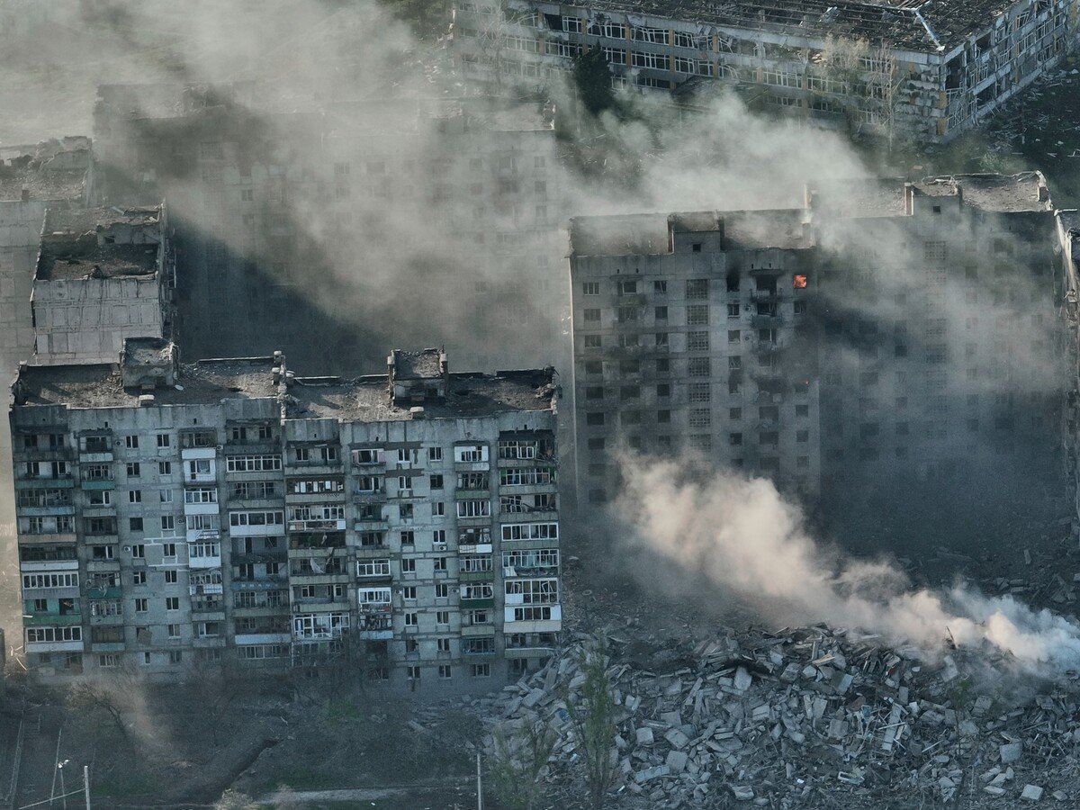  Na leteckej snímke dym stúpa z budov počas bojov v ukrajinskom meste Bachmut v Doneckej oblasti na východe Ukrajiny v stredu 26. apríla 2023.
