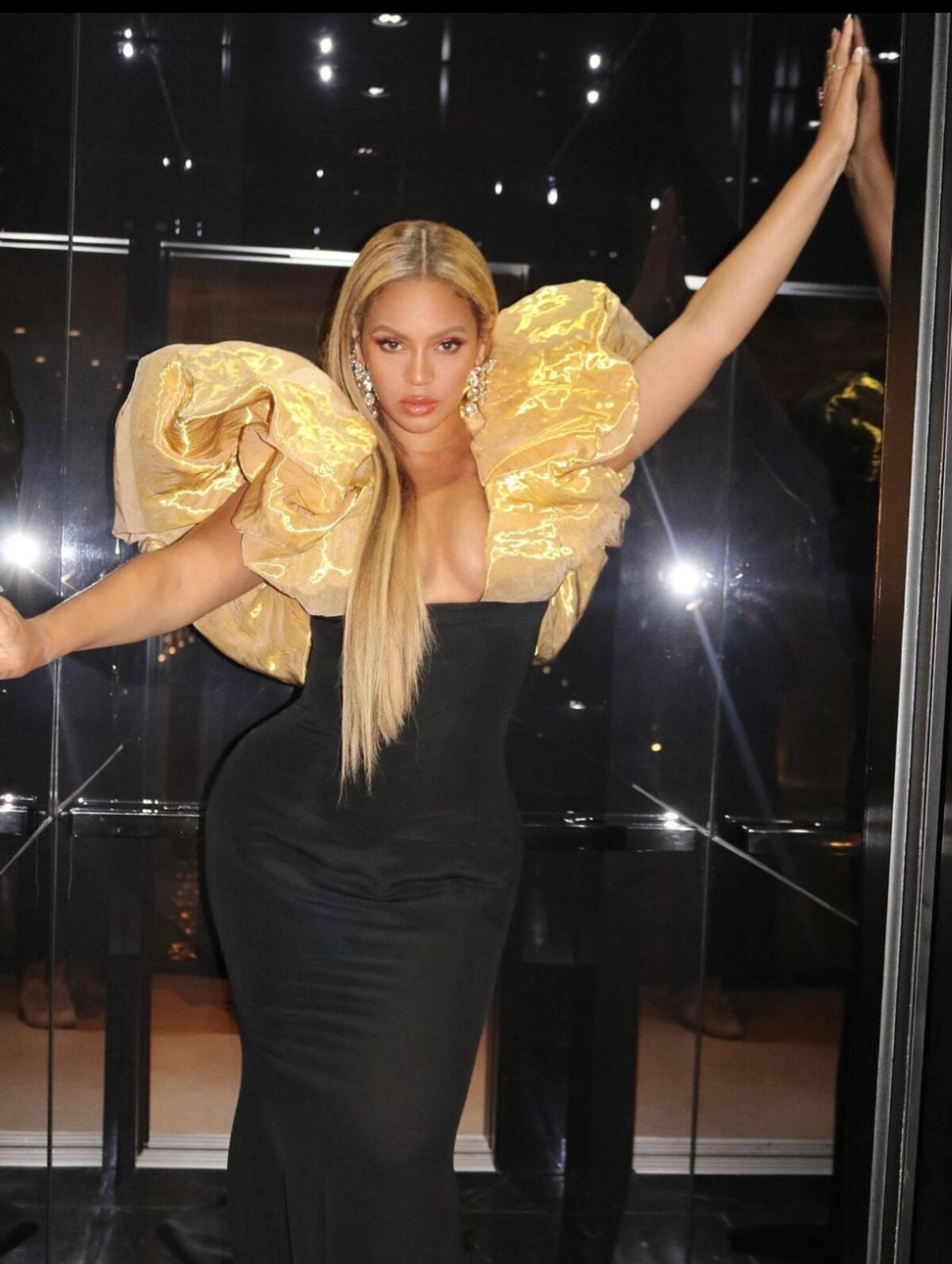 Beyoncé v šatách od Schiaparelli na Golden Globes 2020.