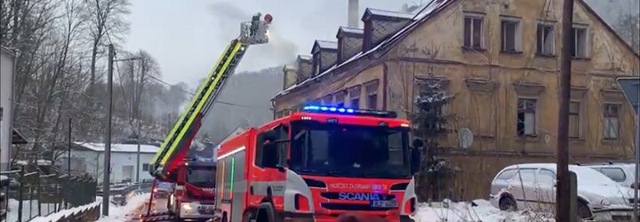 VIDEO: V Liberci hořel po explozi třípatrový dům. Na místě byli zranění, pro jednoho letěl vrtulník