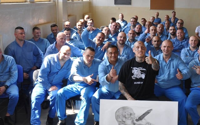 Odsúdení nakreslili Separovi obraz s jeho portrétom. Počas návštevy väzenia im hovoril aj o svojom boji s rakovinou